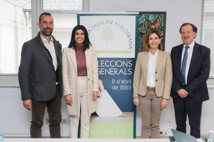 La candidata a cap de Govern, Carine Montaner, amb els membres de l'executiva de l'EFA.